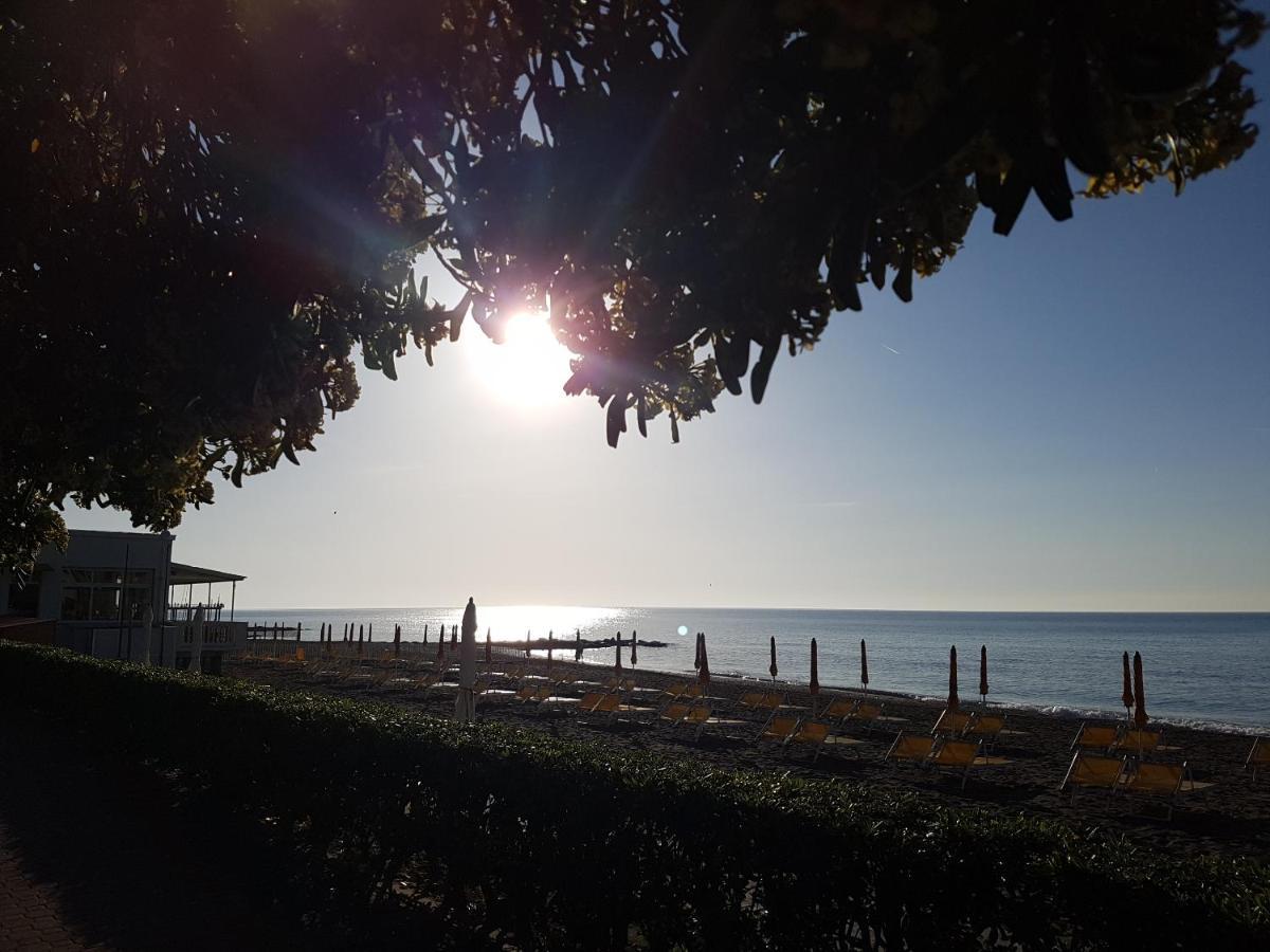 Ghiro Ghiotto Panzió Pietra Ligure Kültér fotó